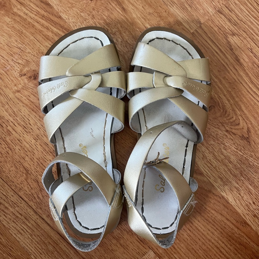Salt Water Sandals in Gold Size 1 Big Girl